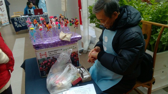 社区嘉年华里的传统手工艺展示.jpg