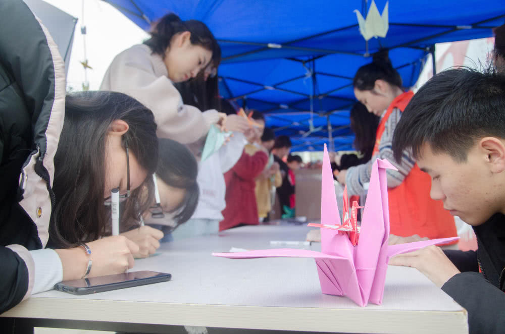 学子们在折纸上写下祝福